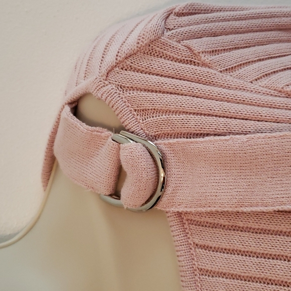 Soft pink sweater size S buts fits like a M. EUC  Cute detail  on the shoulder. - Picture 3 of 6